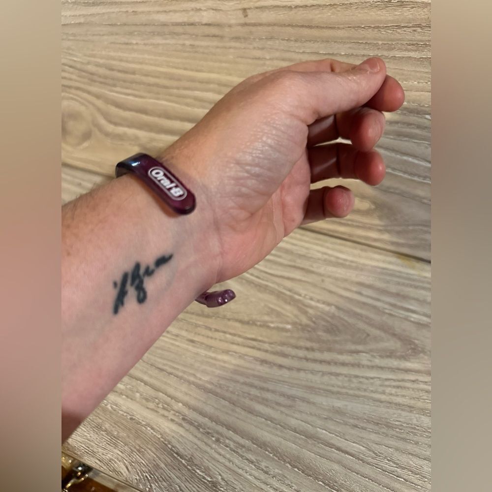 Toothbrush bracelet - Picture 4 of 4